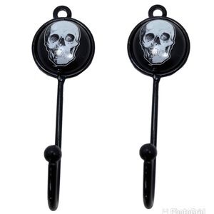 Skull wall hooks set of 2 NWT